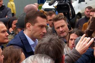 « Une tribune de haine » : une poupée géante représentant Jordan Bardella brûlée le 7 février lors du carnaval d’Hasparren, au Pays basque