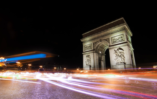 Paris : un individu armé menace des gendarmes sous l’Arc de Triomphe et est abattu par les forces de l’ordre