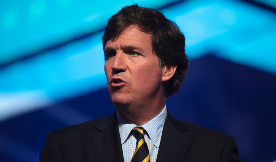 Tucker Carlson affirme avoir été brièvement retenu en Israël, son passeport confisqué par la sécurité aéroportuaire