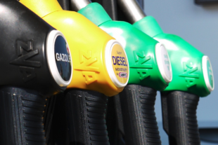 63 % des Français envisagent de modifier leurs projets de vacance d'été en raison de la hausse des prix du carburant, selon un sondage